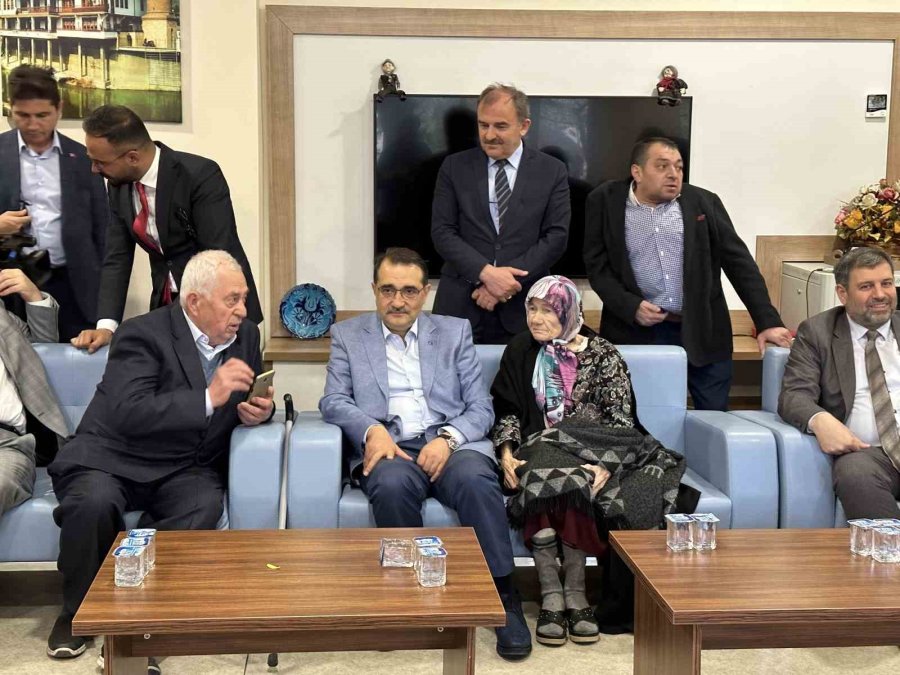 Bakan Dönmez Huzurevi Ve Hastanede Bulunan Vatandaşlarla Bayramlaştı