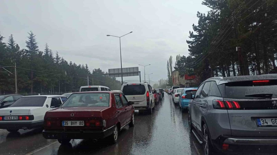 Bayramda Park Gezisi Trafik Çilesine Dönüştü