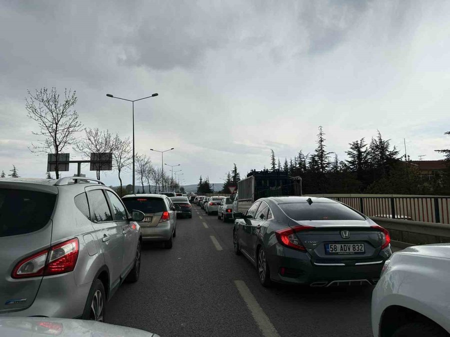 Bayramda Park Gezisi Trafik Çilesine Dönüştü
