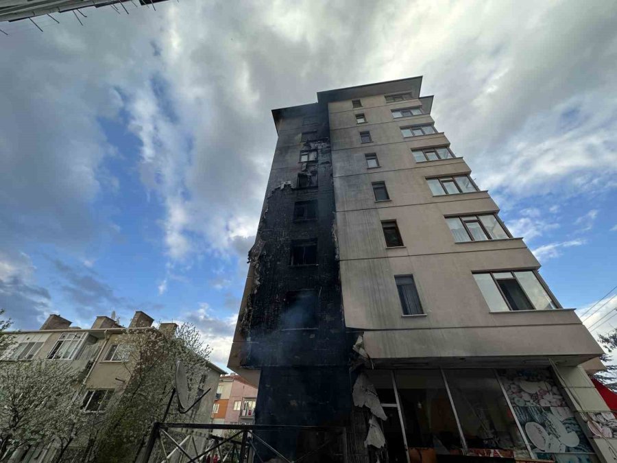 Alevler 7 Katlı Binayı Sardı: Bayram Ziyareti Olası Faciayı Önledi