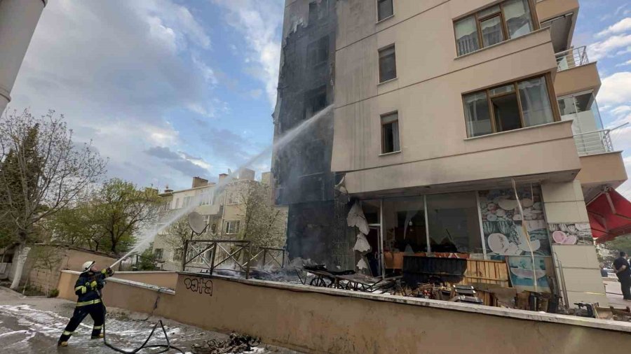 Alevler 7 Katlı Binayı Sardı: Bayram Ziyareti Olası Faciayı Önledi