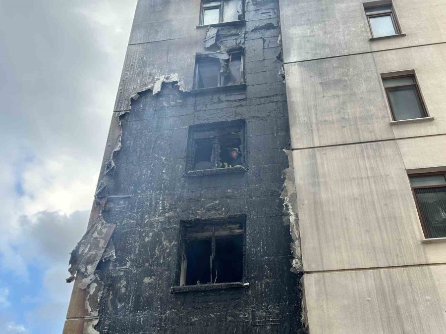 Alevler 7 Katlı Binayı Sardı: Bayram Ziyareti Olası Faciayı Önledi