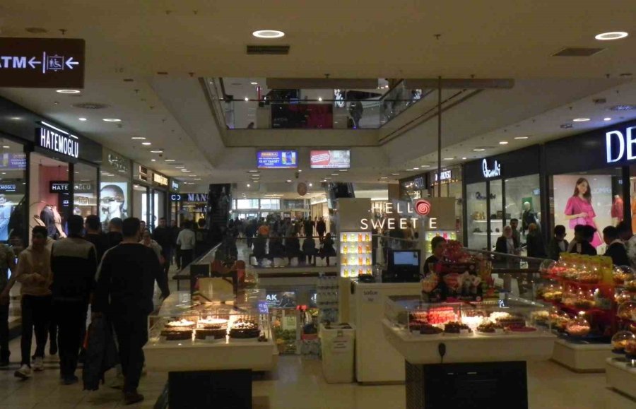 Aileler Bayramda Alışveriş Merkezi Ve Lunaparkın Yolunu Tuttu