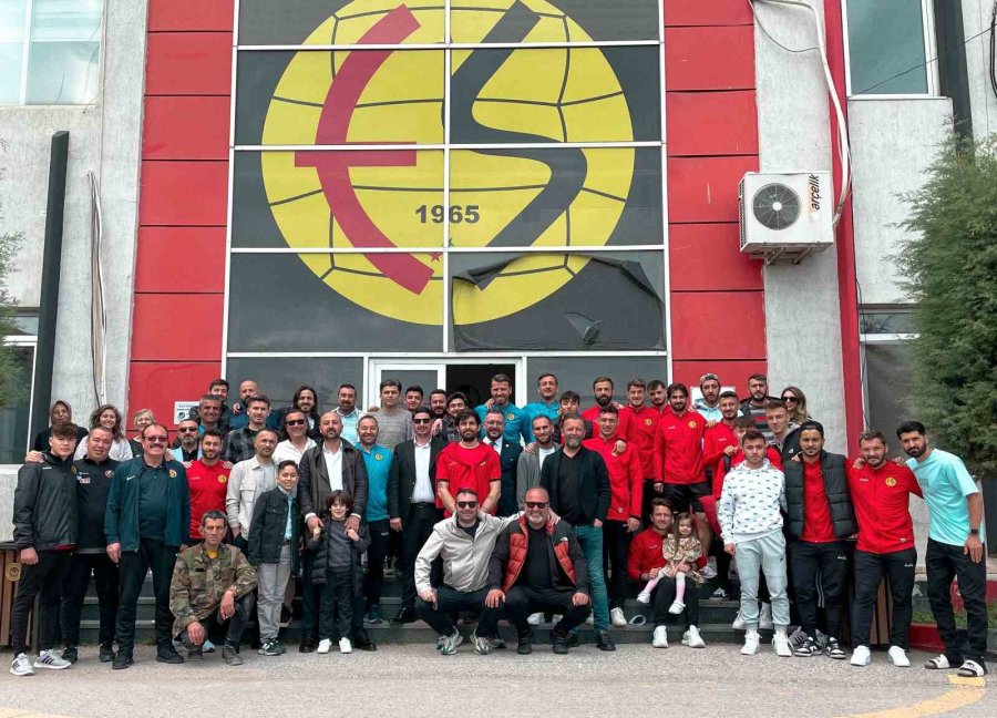 Eskişehirsporlu Yönetici Ve Futbolcular Bayramlaştı