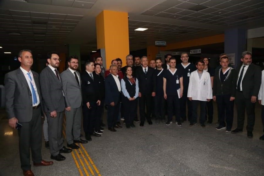 Bakan Akar, Kayseri Şehir Hastanesi’nde Hastaları Ziyaret Etti