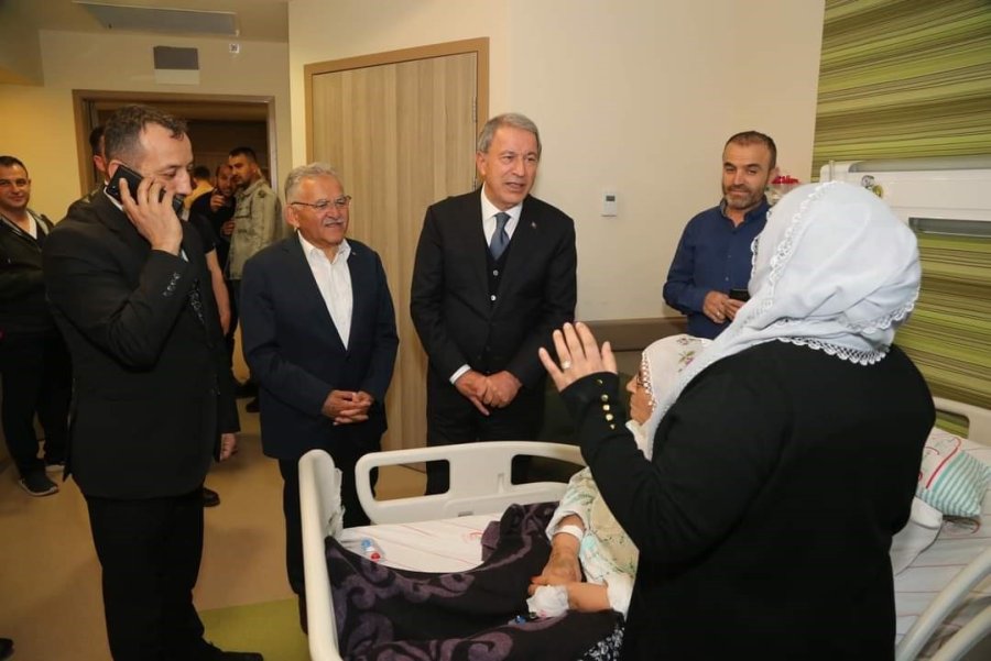 Bakan Akar, Kayseri Şehir Hastanesi’nde Hastaları Ziyaret Etti