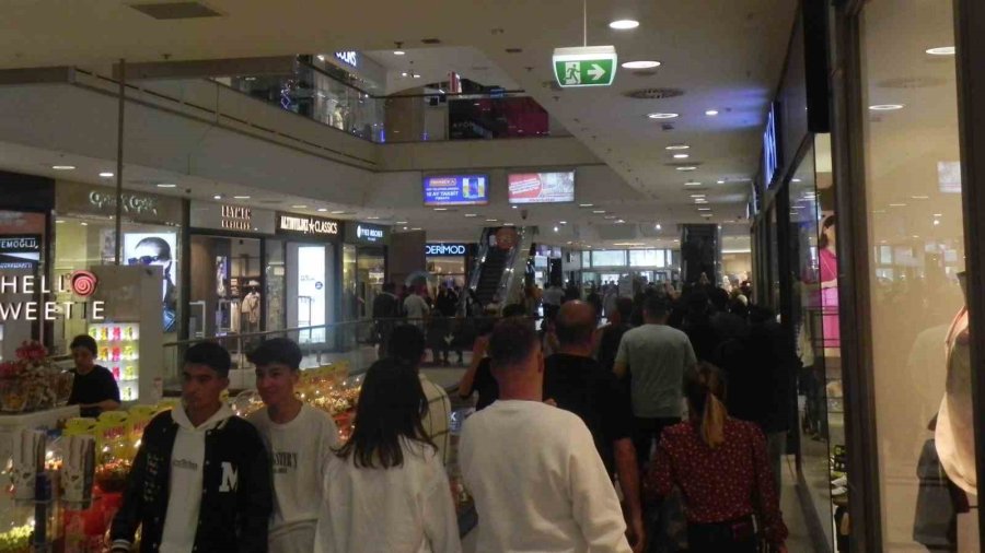Aileler Bayramda Alışveriş Merkezi Ve Lunaparkın Yolunu Tuttu