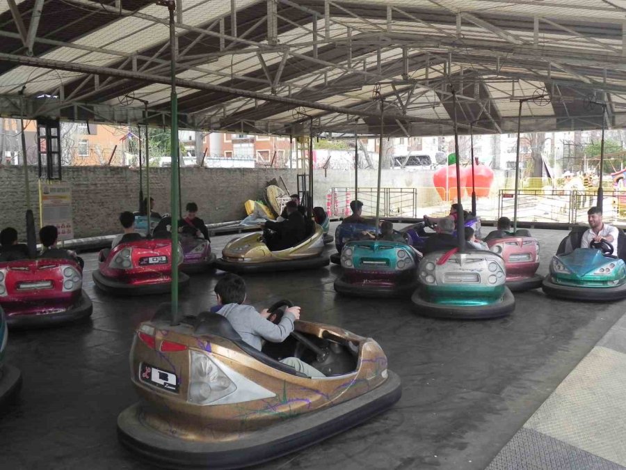 Aileler Bayramda Alışveriş Merkezi Ve Lunaparkın Yolunu Tuttu