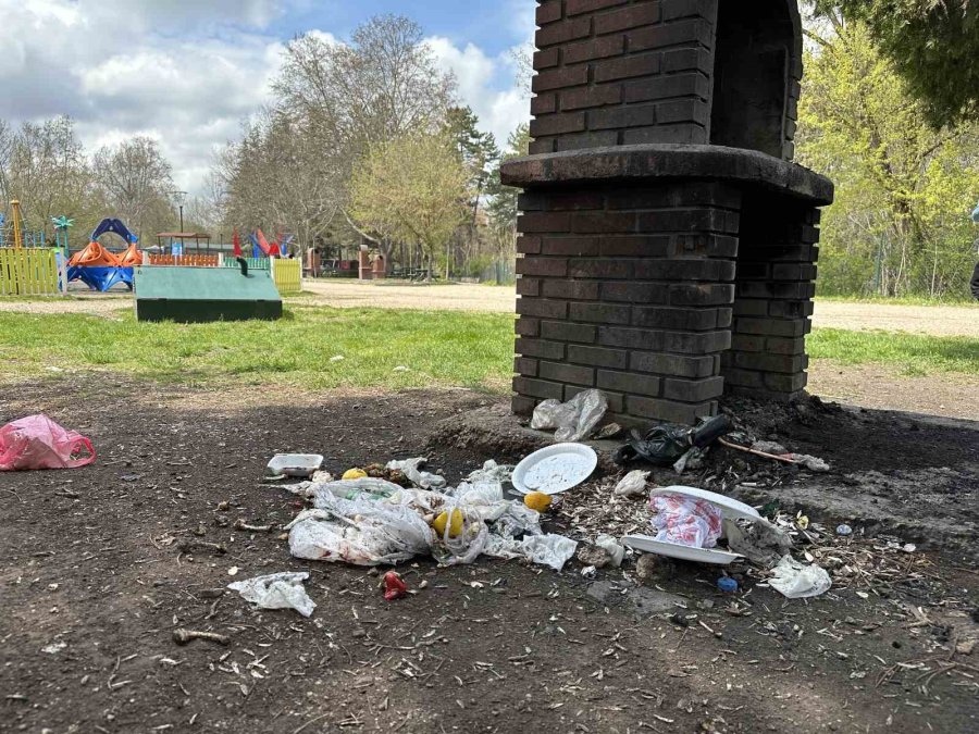 Yağmur Beklentisi Vatandaşların Piknik Planlarını İptal Ettirdi