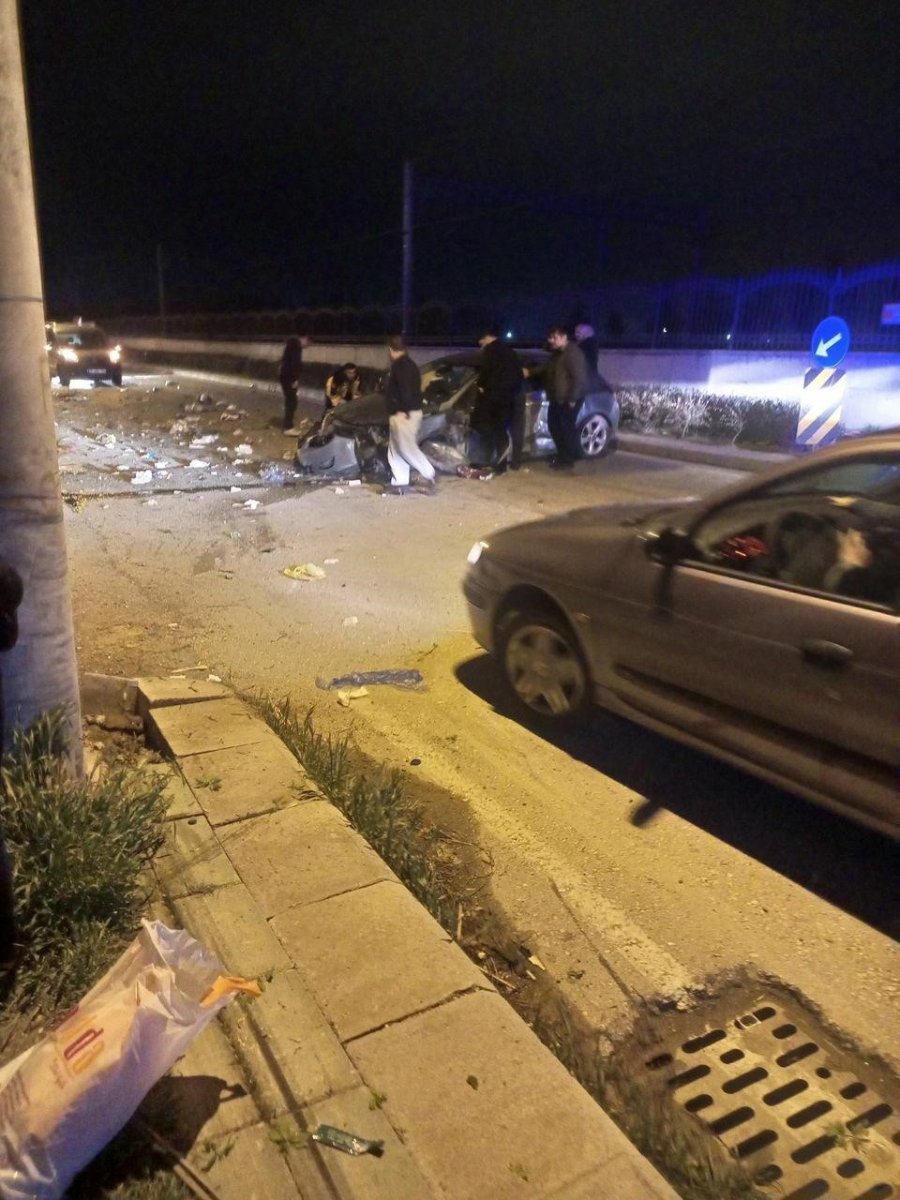 Süratle İlerlerken Elektrik Direğine Çarptı: 2 Yaralı