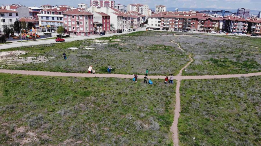Eskişehir’de Rus Gönüllüler Poşetlerce Çöp Toplayıp Ardından Piknik Yaptı