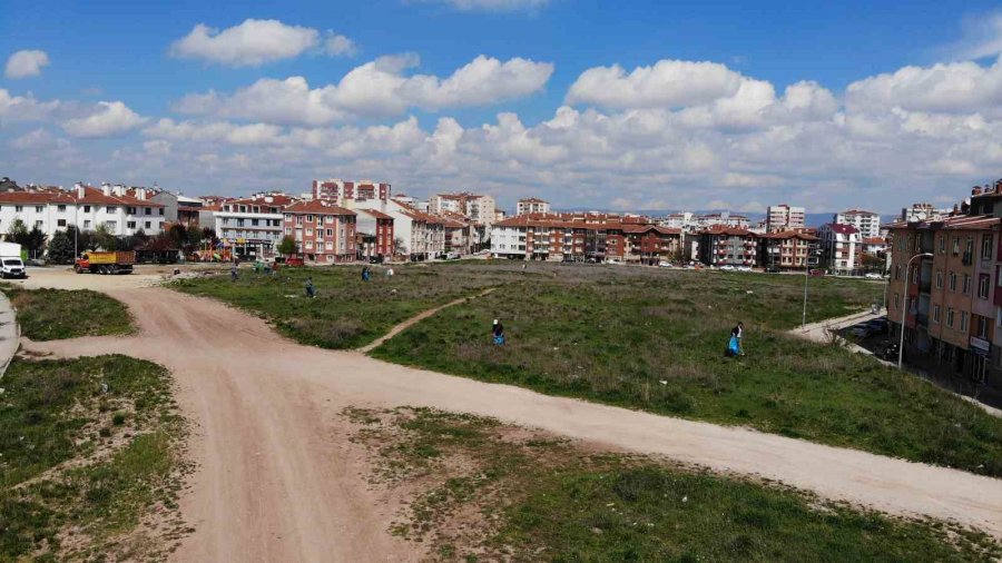 Eskişehir’de Rus Gönüllüler Poşetlerce Çöp Toplayıp Ardından Piknik Yaptı