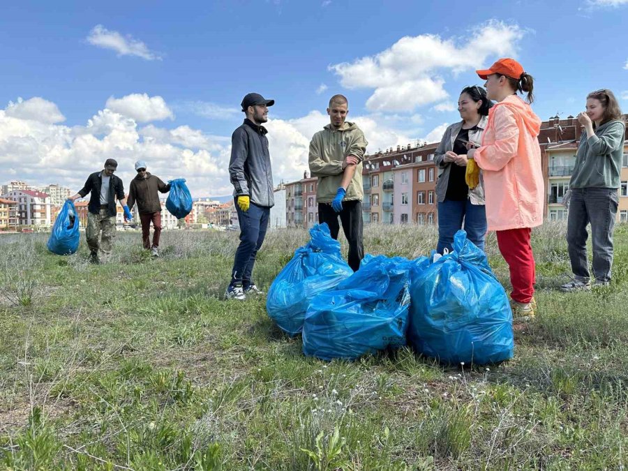 Eskişehir’de Rus Gönüllüler Poşetlerce Çöp Toplayıp Ardından Piknik Yaptı