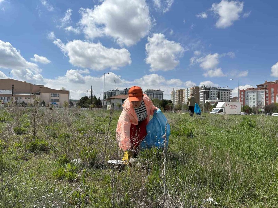 Eskişehir’de Rus Gönüllüler Poşetlerce Çöp Toplayıp Ardından Piknik Yaptı