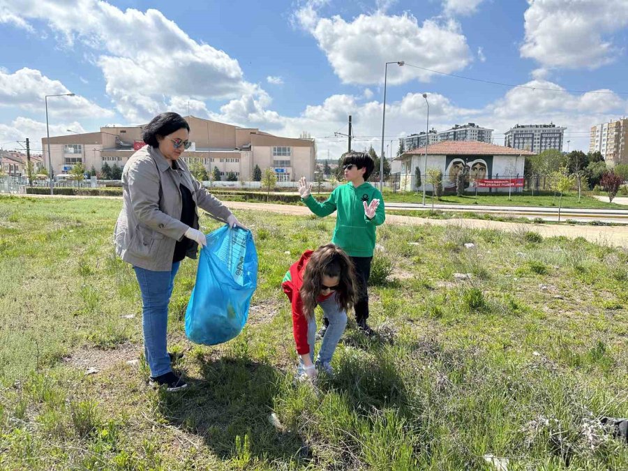 Eskişehir’de Rus Gönüllüler Poşetlerce Çöp Toplayıp Ardından Piknik Yaptı
