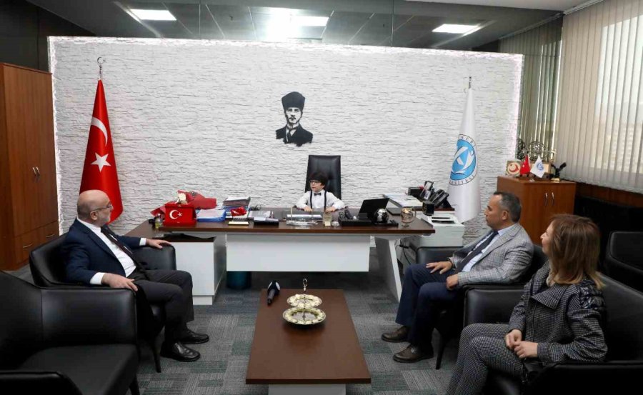 Rektör Karamustafa, 23 Nisan’da Koltuğunu Küçük Batuhan’a Devretti