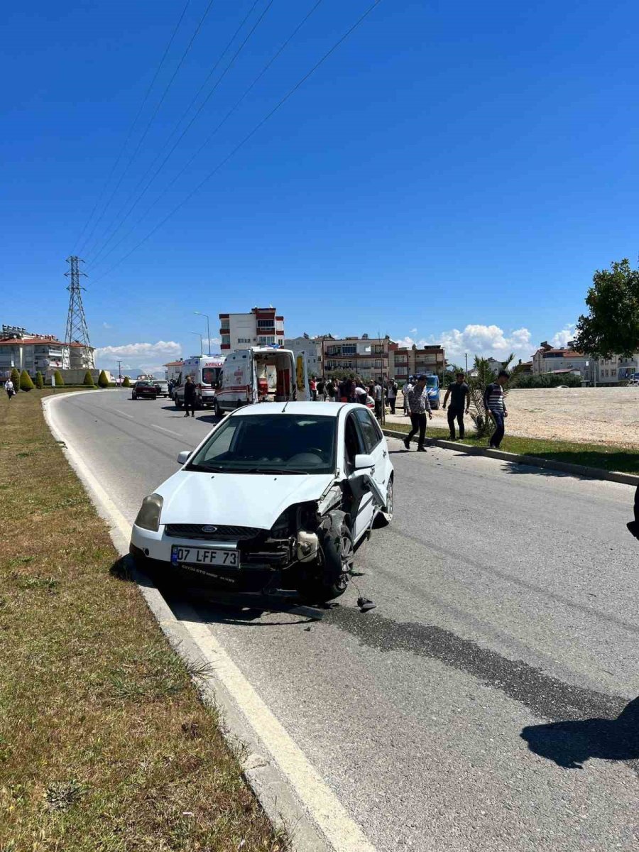 Karşı Şeride Geçen Otomobilin Çarptığı Motosiklette Ölümden Döndüler: 2 Yaralı
