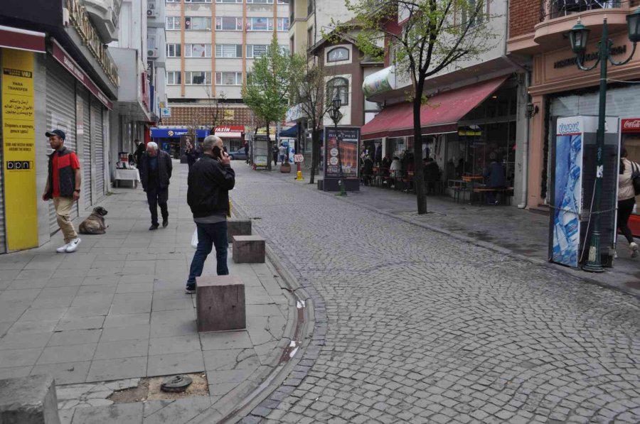 Yağmur Yağdı, Çarşı Sokakları Bomboş Kaldı