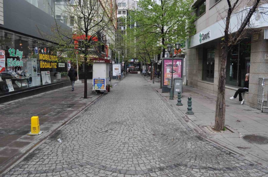 Yağmur Yağdı, Çarşı Sokakları Bomboş Kaldı