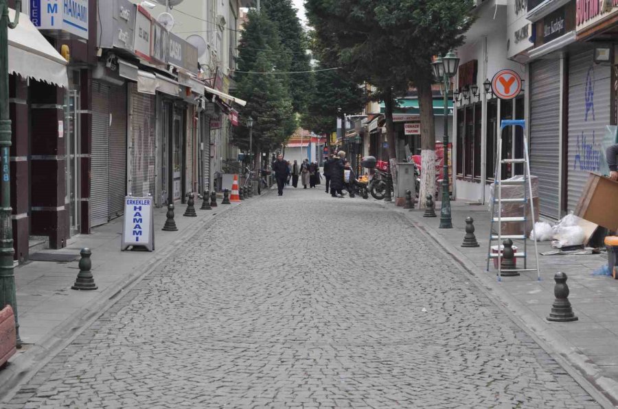 Yağmur Yağdı, Çarşı Sokakları Bomboş Kaldı