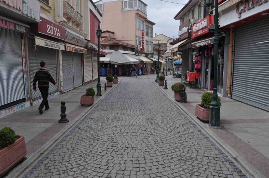 Yağmur Yağdı, Çarşı Sokakları Bomboş Kaldı