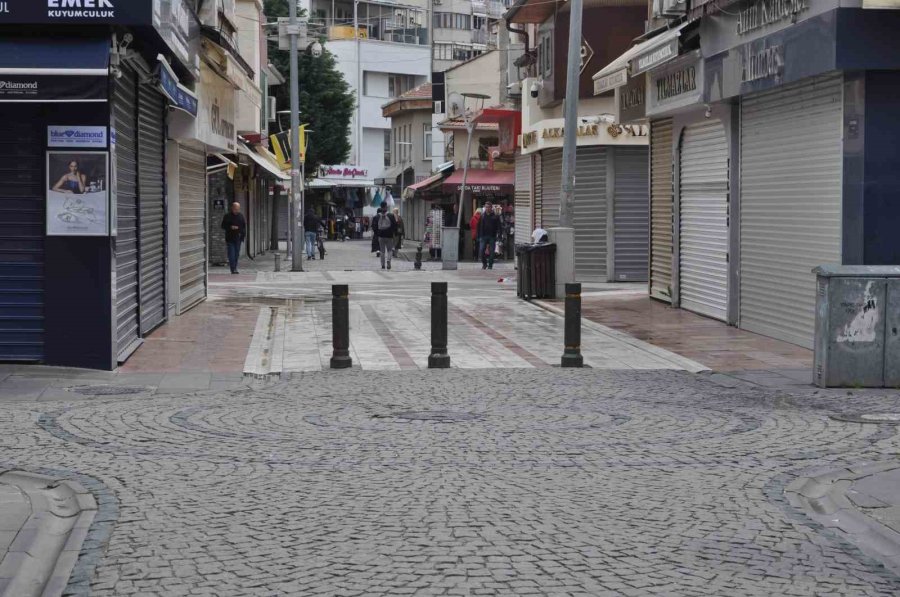 Yağmur Yağdı, Çarşı Sokakları Bomboş Kaldı