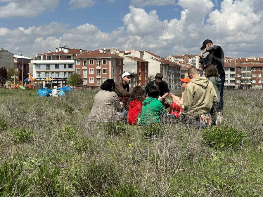 Eskişehir’de Rus Gönüllüler Poşetlerce Çöp Toplayıp Ardından Piknik Yaptı