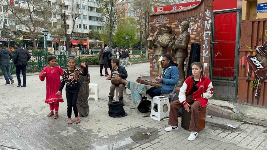 Sokak Sanatçıları Çaldı Çocuklar Gönüllerince Dans Etti