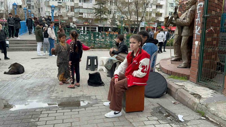 Sokak Sanatçıları Çaldı Çocuklar Gönüllerince Dans Etti