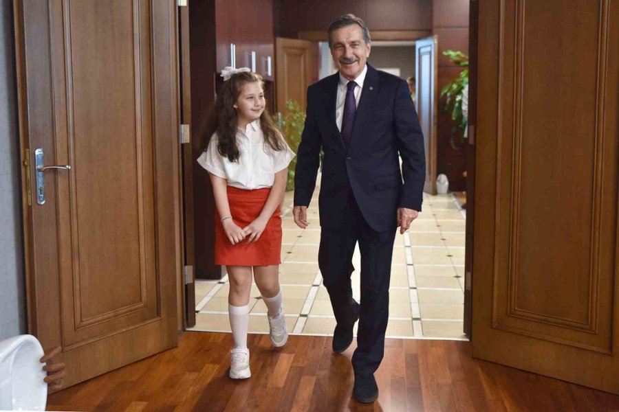 Başkan Ataç Makamını 3’üncü Sınıf Öğrencisi Derin’e Emanet Etti