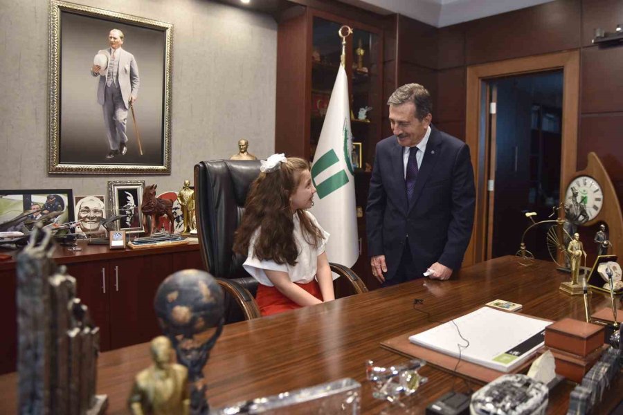 Başkan Ataç Makamını 3’üncü Sınıf Öğrencisi Derin’e Emanet Etti