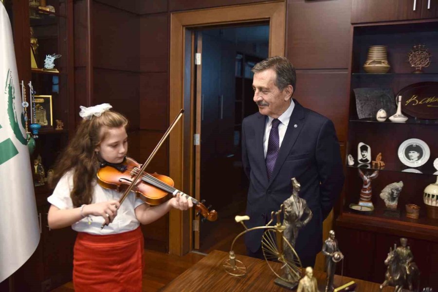 Başkan Ataç Makamını 3’üncü Sınıf Öğrencisi Derin’e Emanet Etti