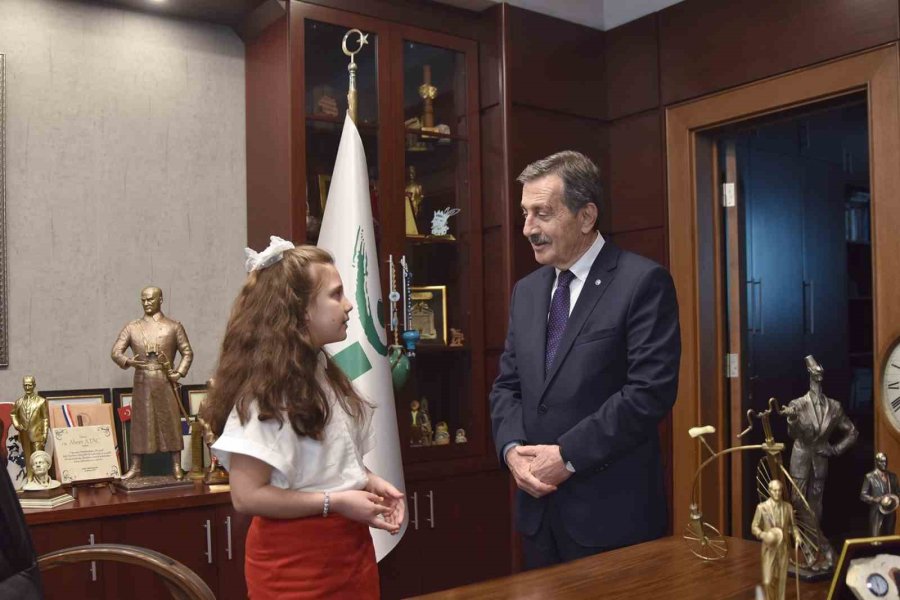 Başkan Ataç Makamını 3’üncü Sınıf Öğrencisi Derin’e Emanet Etti