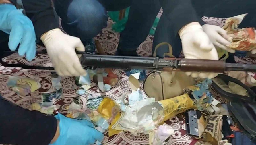 Fırın Bacasındaki Zuladan Cephanelik Çıktı