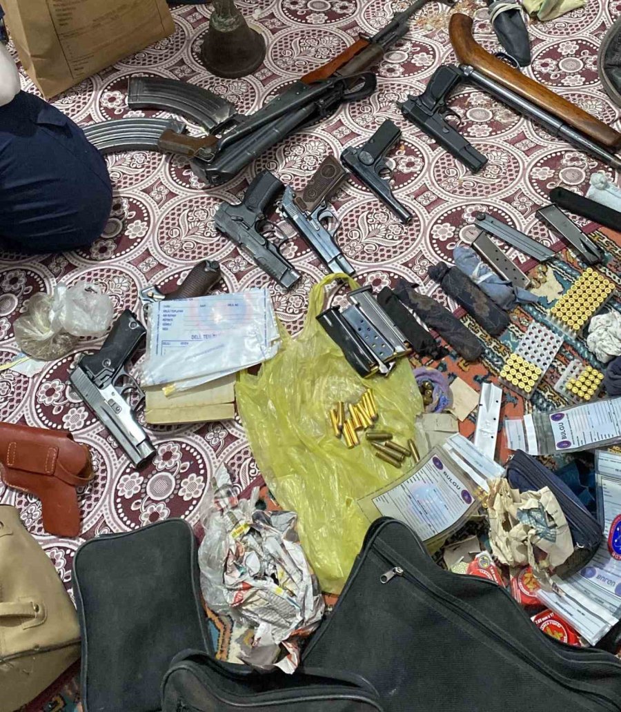 Fırın Bacasındaki Zuladan Cephanelik Çıktı