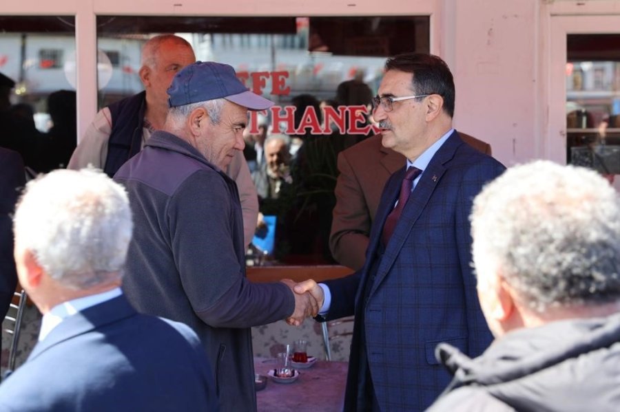 Bakan Dönmez Pazarcı Önlüğünü Giydi, Çilek Tezgâhının Başına Geçti