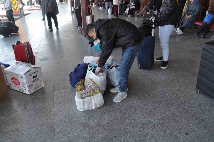 Bayram Tatili Dönüşü Otogarda Yoğunluk