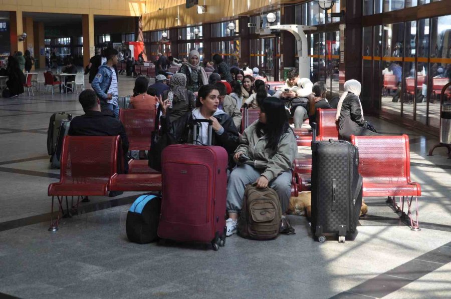 Bayram Tatili Dönüşü Otogarda Yoğunluk