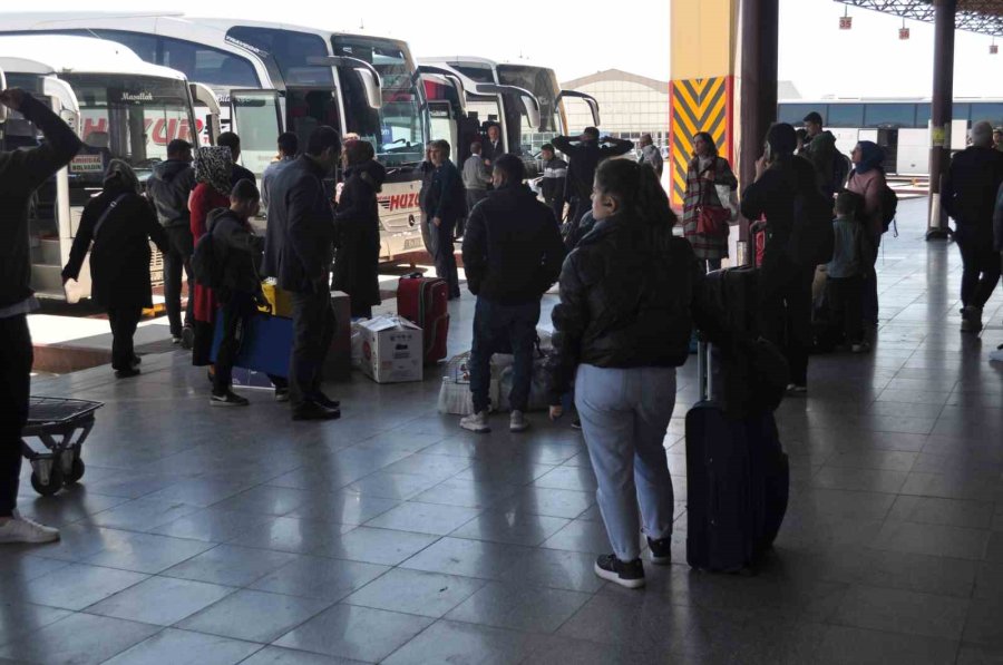 Bayram Tatili Dönüşü Otogarda Yoğunluk