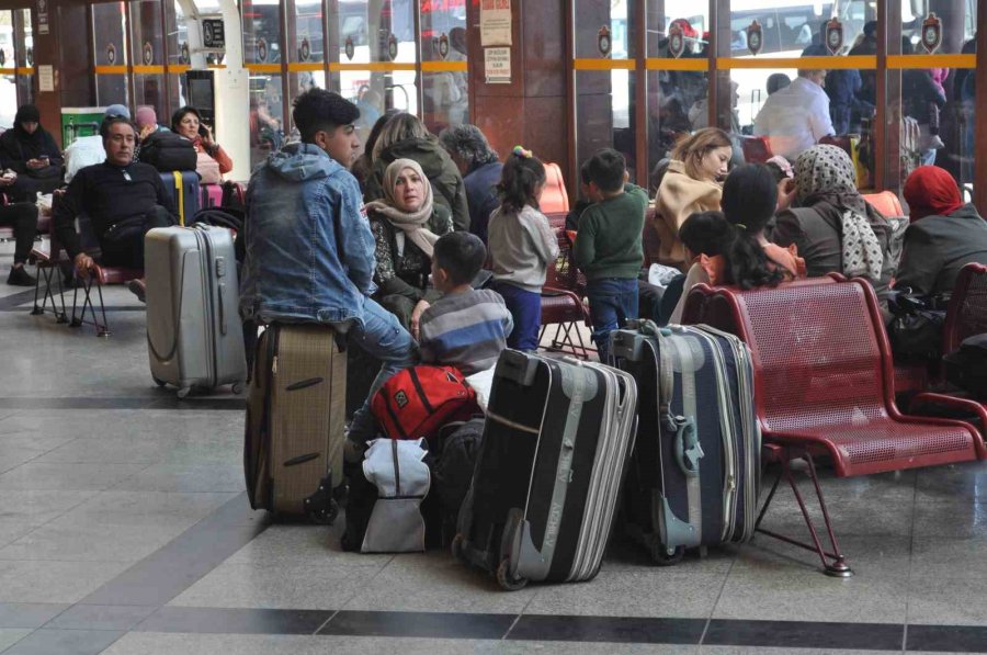 Bayram Tatili Dönüşü Otogarda Yoğunluk