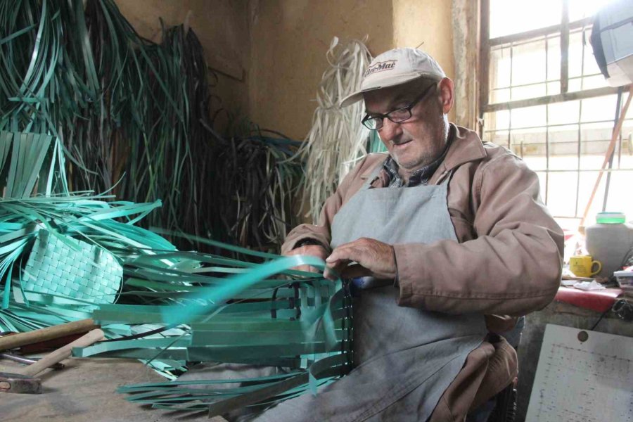Felçli Haliyle Plastik Atıklardan Çanta Yapıyor