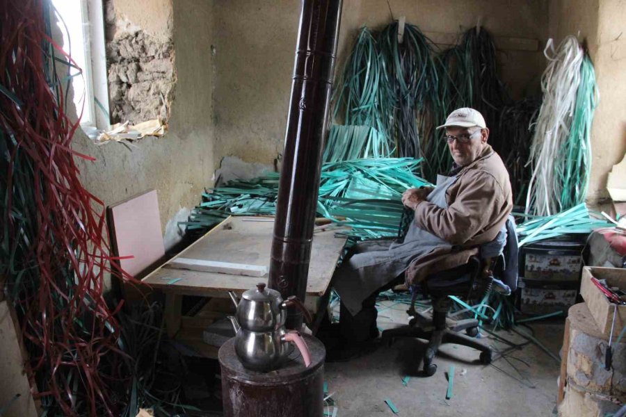 Felçli Haliyle Plastik Atıklardan Çanta Yapıyor