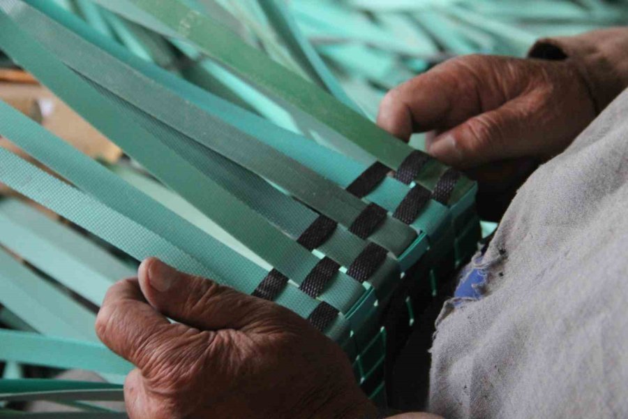 Felçli Haliyle Plastik Atıklardan Çanta Yapıyor