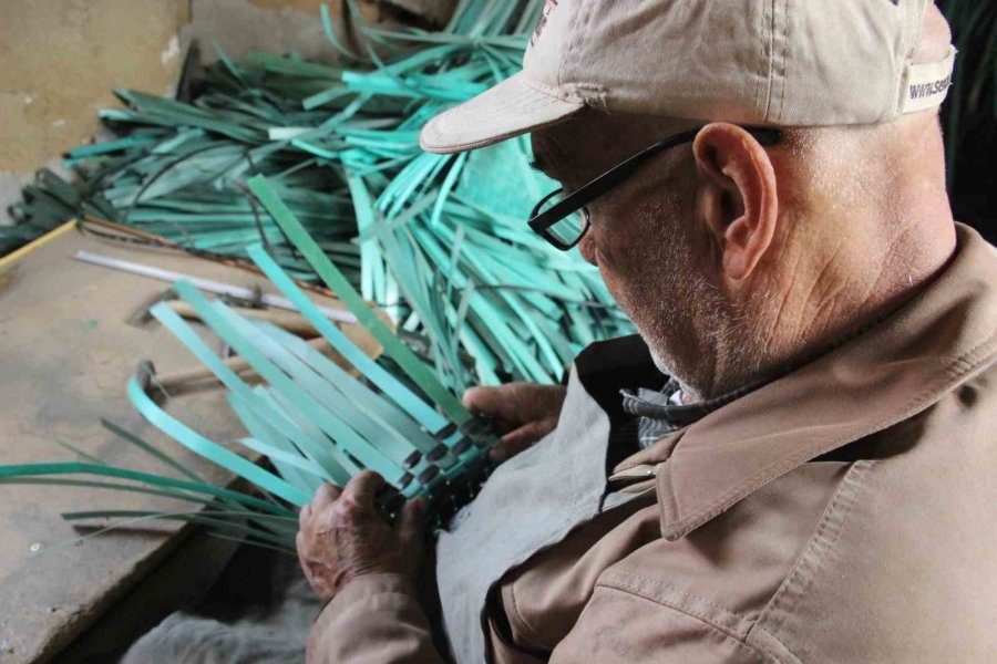 Felçli Haliyle Plastik Atıklardan Çanta Yapıyor