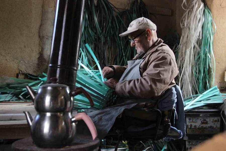 Felçli Haliyle Plastik Atıklardan Çanta Yapıyor