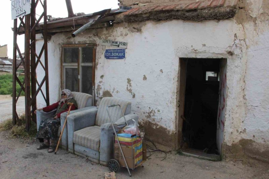 Felçli Haliyle Plastik Atıklardan Çanta Yapıyor