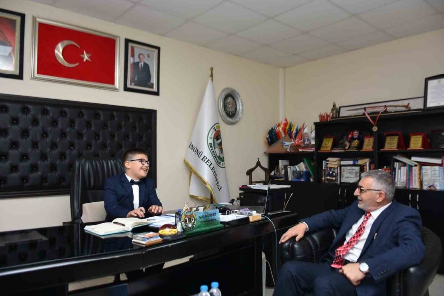 Başkan Bozkurt, 23 Nisan’da Makamını Öğrenci Başkanı Kırcalı’ya Devretti