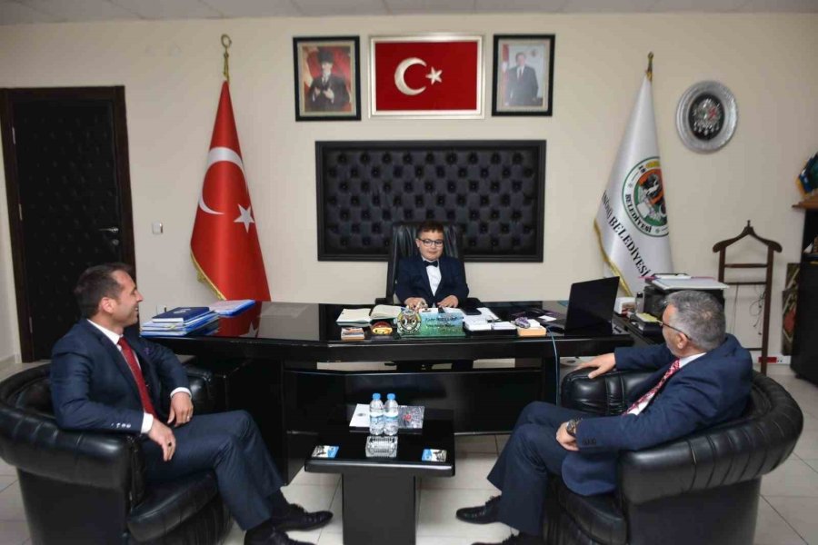 Başkan Bozkurt, 23 Nisan’da Makamını Öğrenci Başkanı Kırcalı’ya Devretti