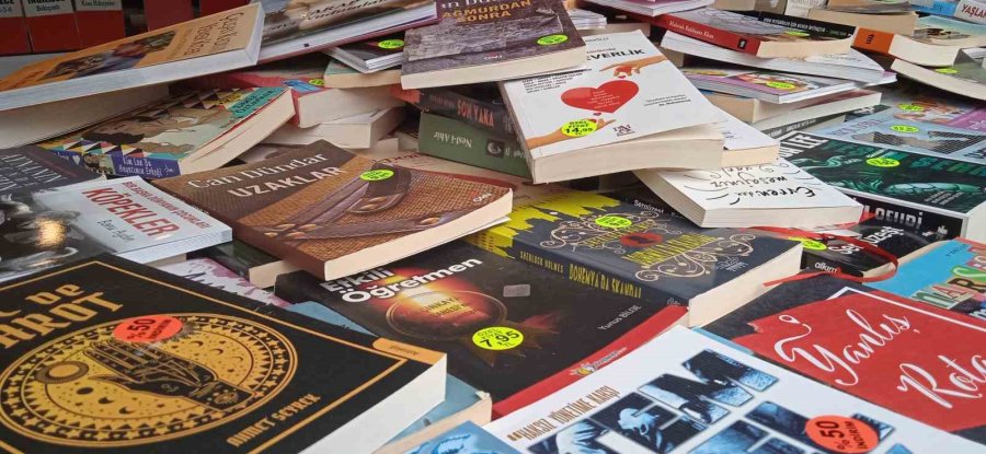 İkinci El Kitap Satıcılarından Öğrencilere ‘kitap Okuma’ Tavsiyesi