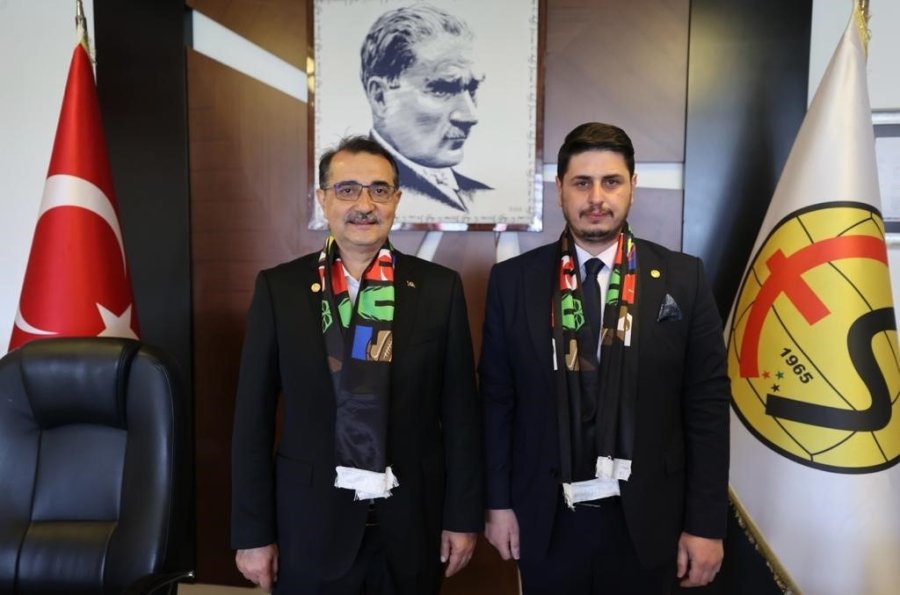 Bakan Dönmez Eskişehirspor’u Ziyaret Etti